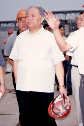 2000年8月16日，第十届全国人大常委会副委员长（时任国家经贸委主任）盛华仁（中）莅临公司视察。
